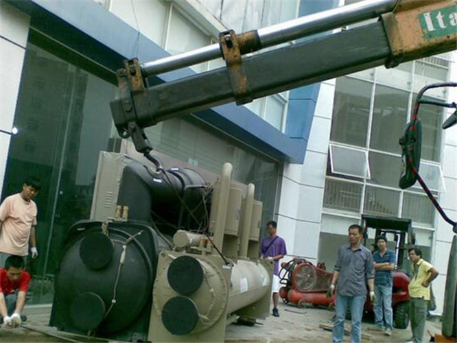 罗定市随车吊和汽车吊的核心区别是什么？哪种更省钱？